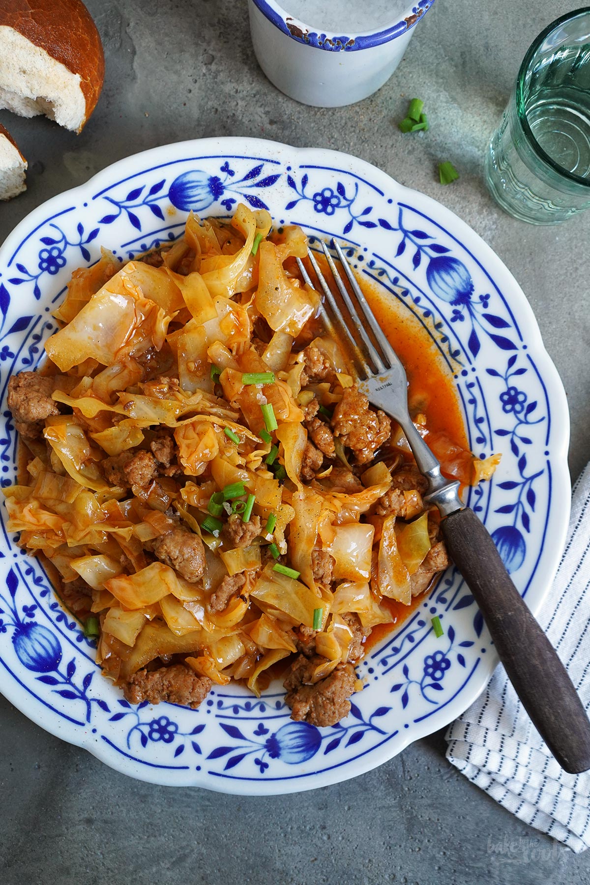 Deftige Spitzkohl Bratwurst Pfanne | Bake to the roots