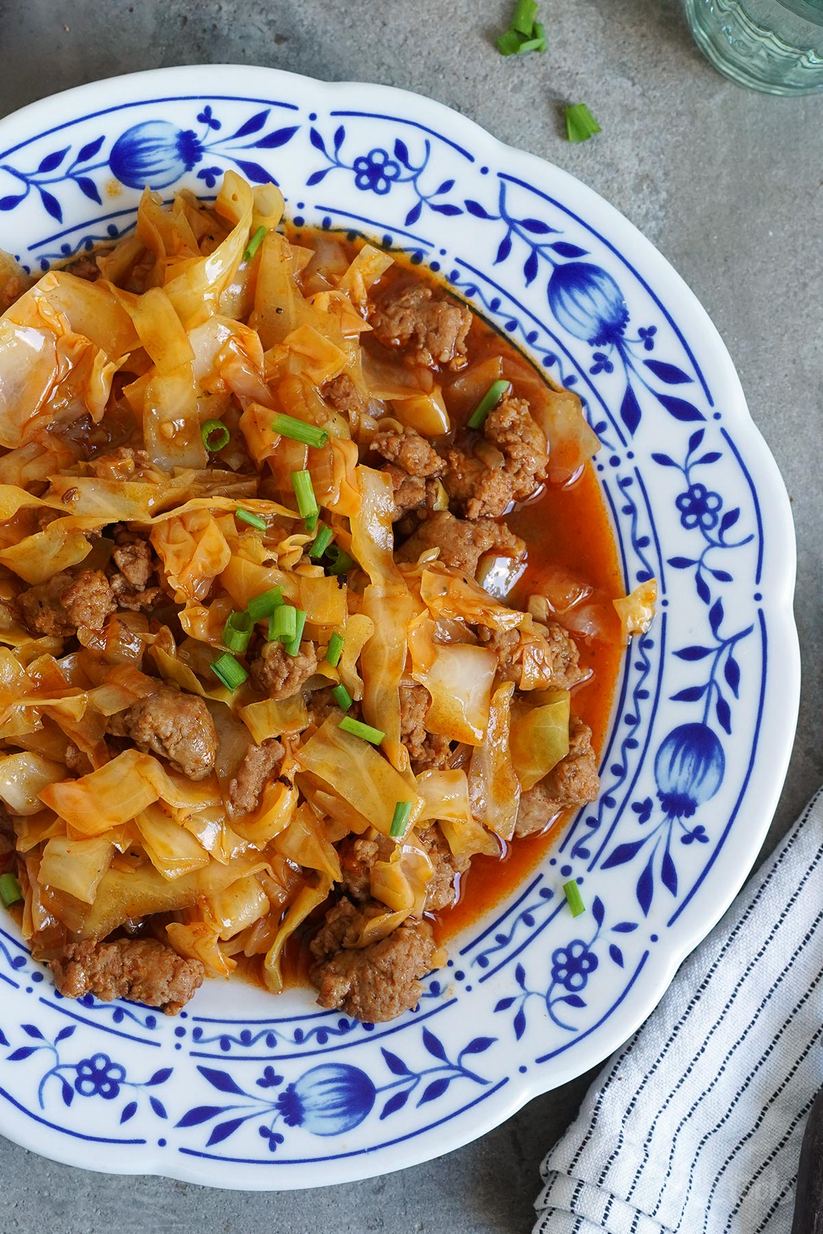 Deftige Spitzkohl Bratwurst Pfanne | Bake to the roots