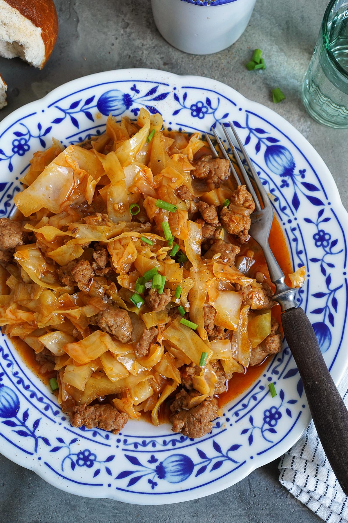 Deftige Spitzkohl Bratwurst Pfanne | Bake to the roots