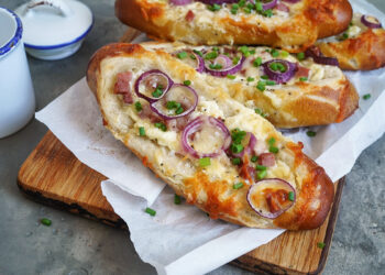 Einfache Flammkuchen Laugenschiffchen | Bake to the roots