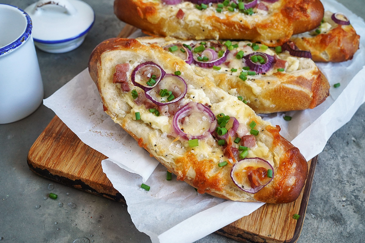 Einfache Flammkuchen Laugenschiffchen | Bake to the roots