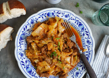 Deftige Spitzkohl Bratwurst Pfanne | Bake to the roots