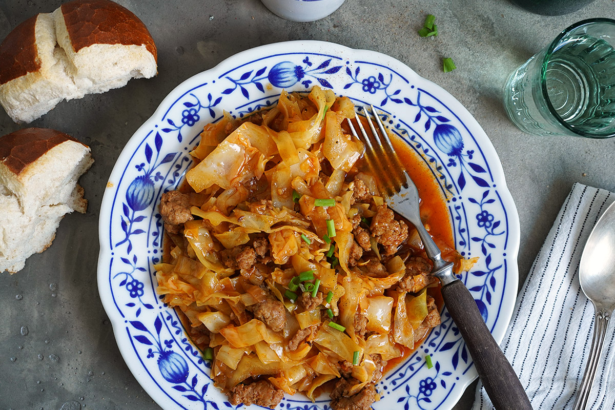 Deftige Spitzkohl Bratwurst Pfanne | Bake to the roots